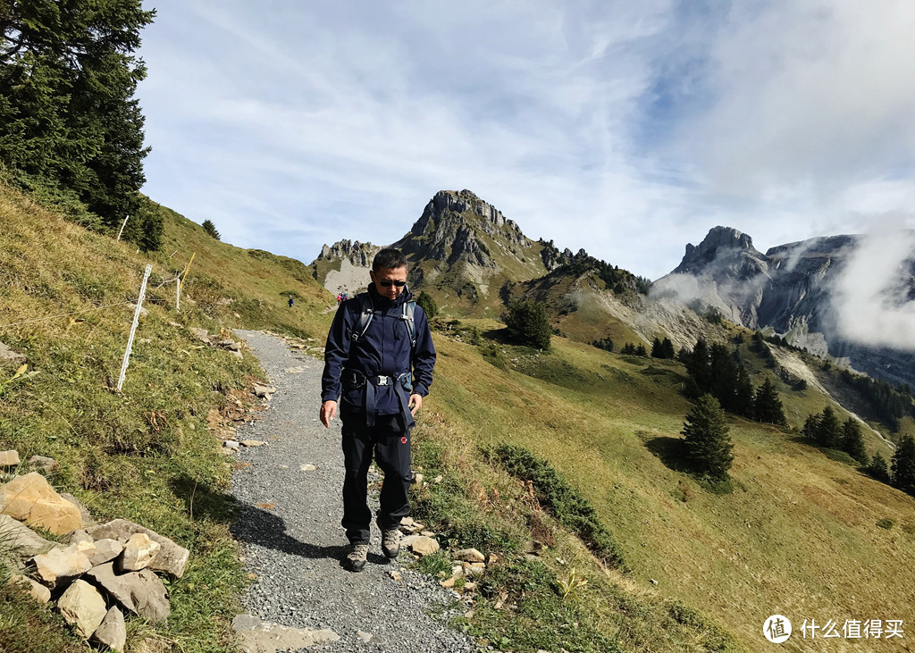 户外旅行GORE-TEX面料硬壳衣值得推荐，徒步瑞士阿尔卑斯山脉走进雄伟马特洪峰