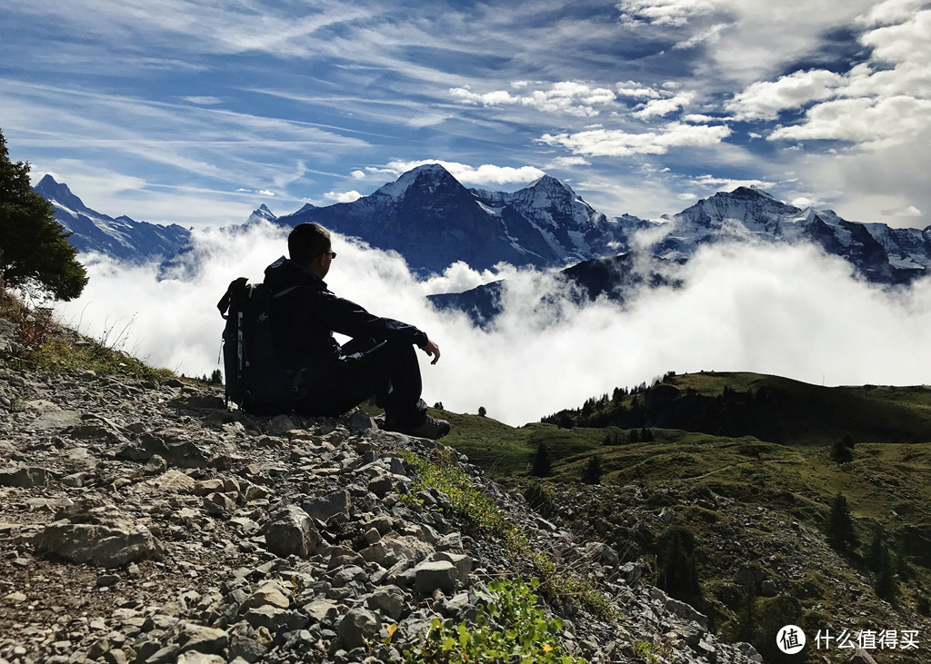 户外旅行GORE-TEX面料硬壳衣值得推荐，徒步瑞士阿尔卑斯山脉走进雄伟马特洪峰