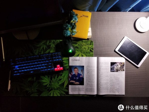对比当台灯光照范围较小并局部爆亮和边缘昏暗，难以满足阅读需求