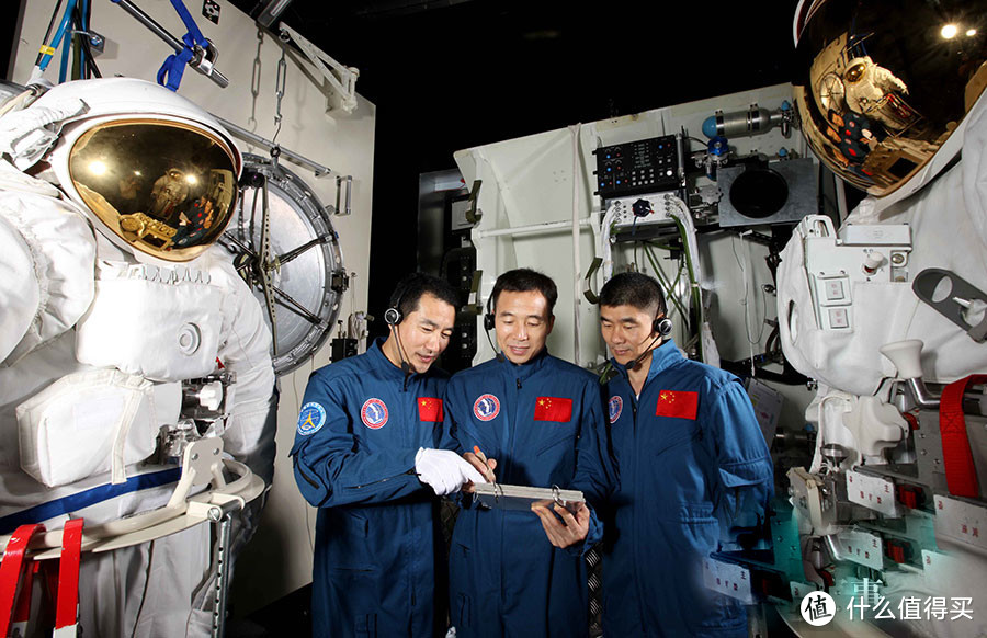 图为2008年2月16日，景海鹏、翟志刚、刘伯明在EVA进行舱外服操作训练