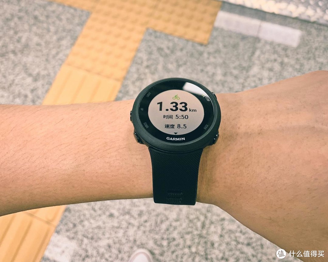 跑步该带哪些装备？Garmin佳明全新Forerunner45运动手表要算在内