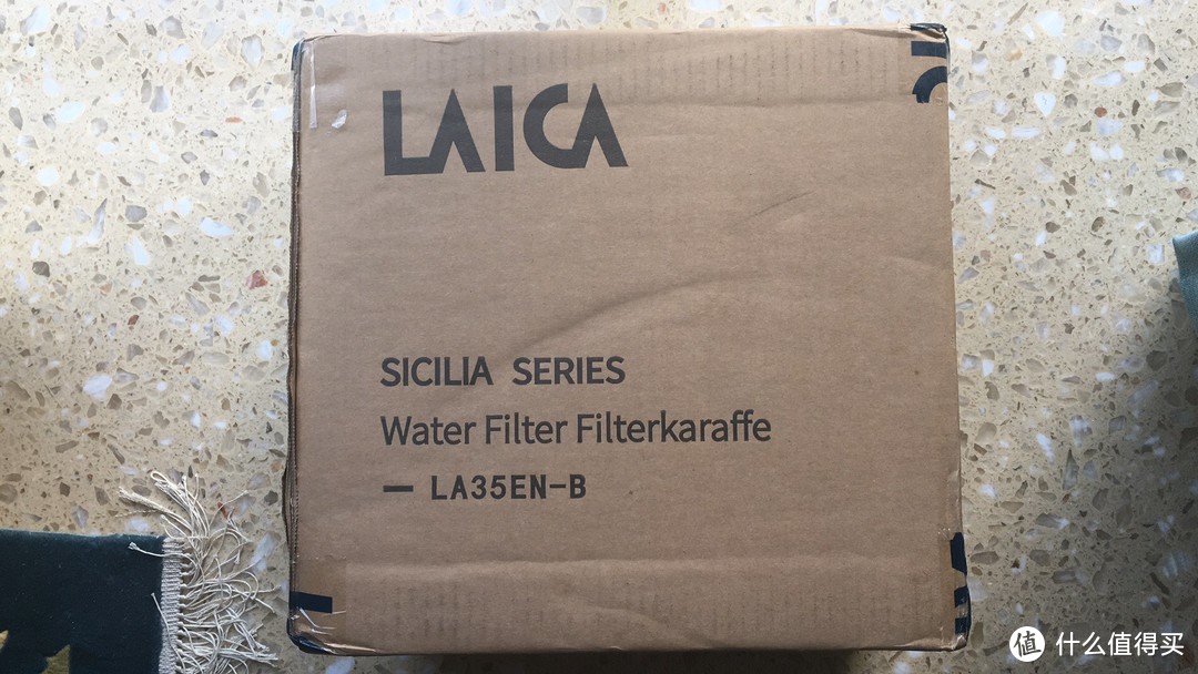莱卡一如既往的纸盒包装，里面才是产品本身的包装