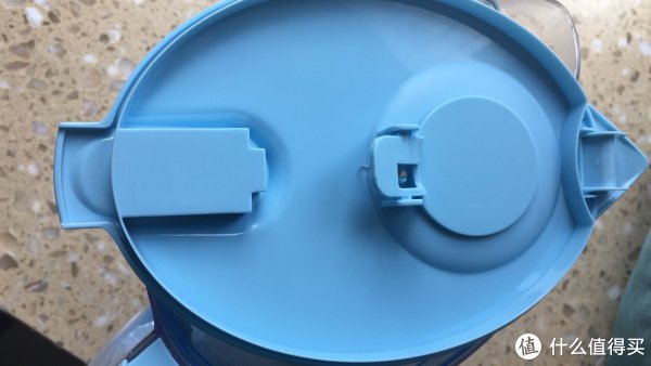 新的入水口设计，这个好评，老款滤水壶每次都接不满水就只能从水龙头下方拿出来，而新的入水口采用了杠杆原理，只要有水流壶盖就是一直打开的，可以接满一壶水，再也不用像以前滤一部分等一下再接水了。