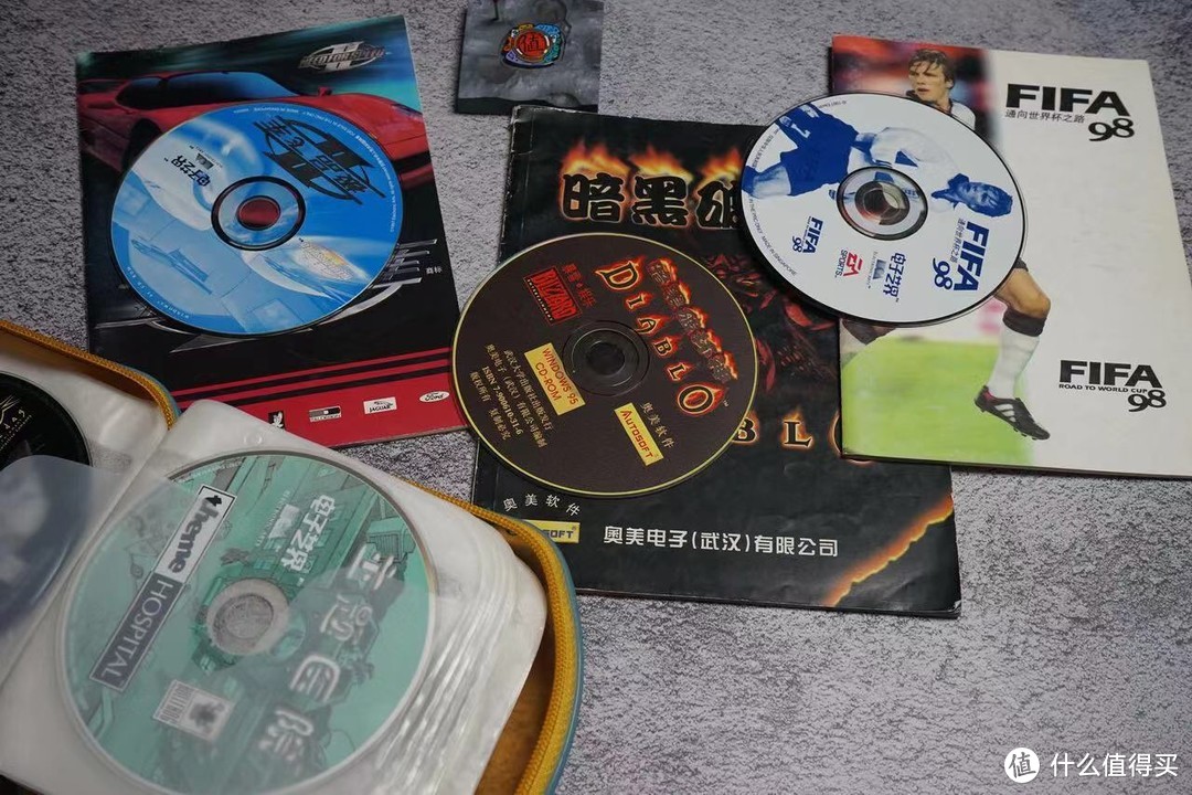 为了便于存放这些正版CD之后都被我去盒精简存放了，但有些及其经典的，还是原盒保存。