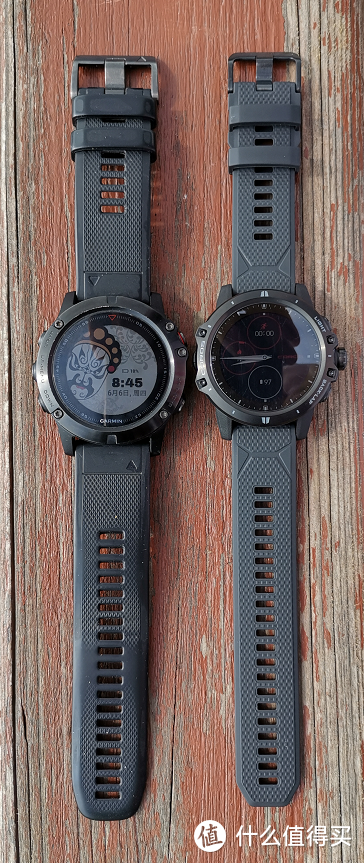 左边为GARMIN Fenix 5X，右边为COROS VERTIX 