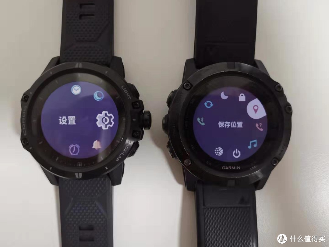 两块手表的实际按键设计有较大差异，左侧为COROS VERTIX ，右侧为GARMIN fenix5X。