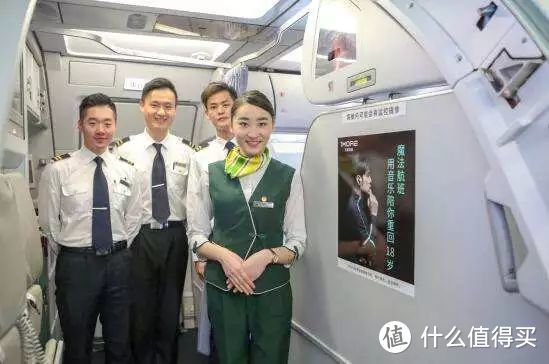 廉航春秋航空，以绿色涂装和制服为标识