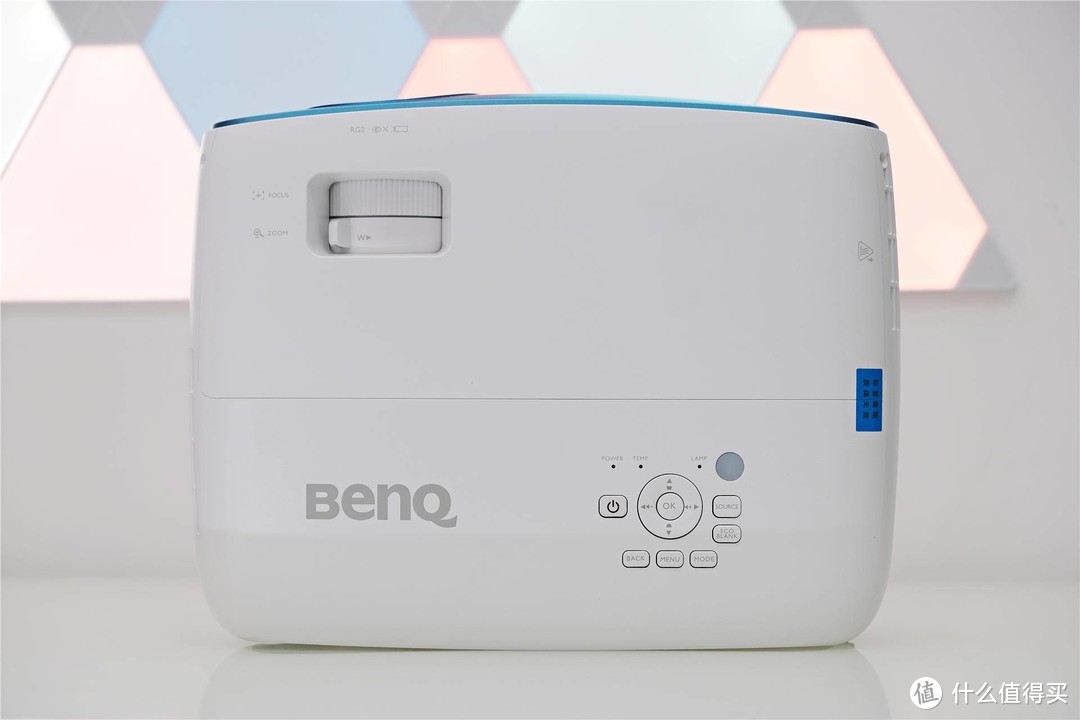 近乎极致的家用4K投影：明基（BenQ）TK800M