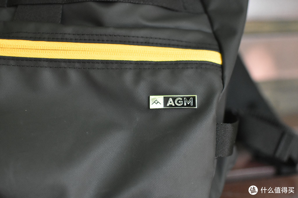 旅行背包不仅要轻、能装，安全也很重要  AGM 黑盾城市猎人双肩包