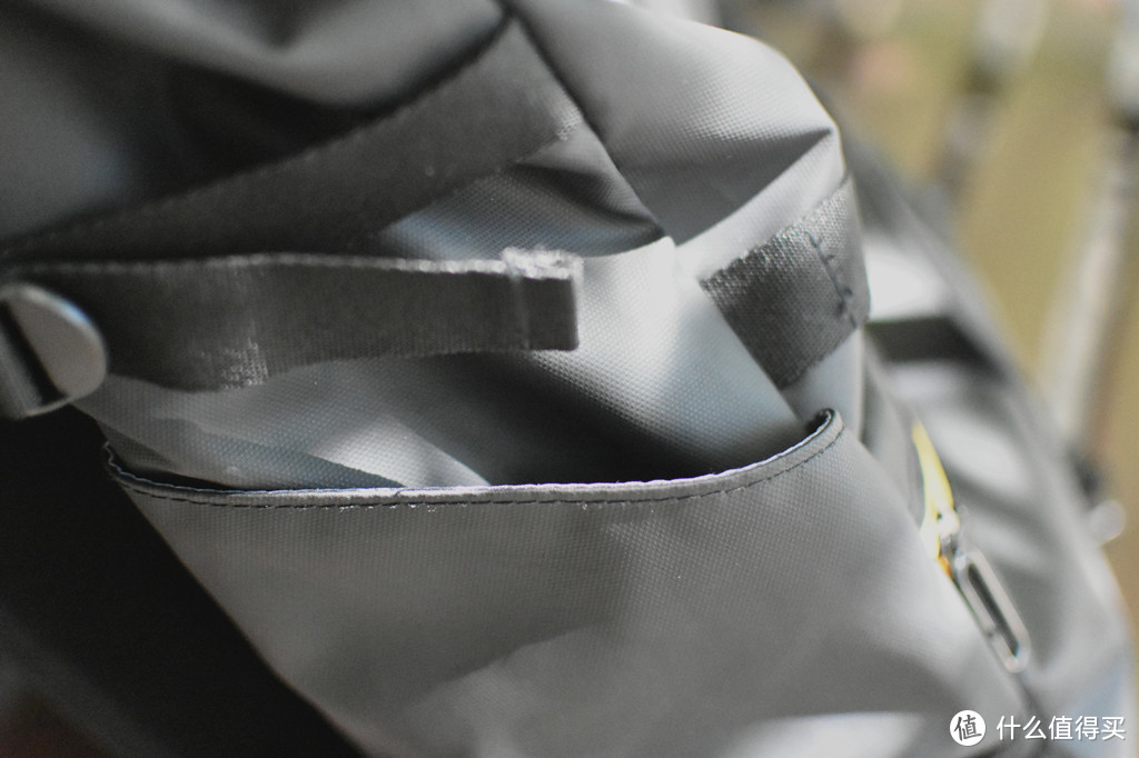 旅行背包不仅要轻、能装，安全也很重要  AGM 黑盾城市猎人双肩包