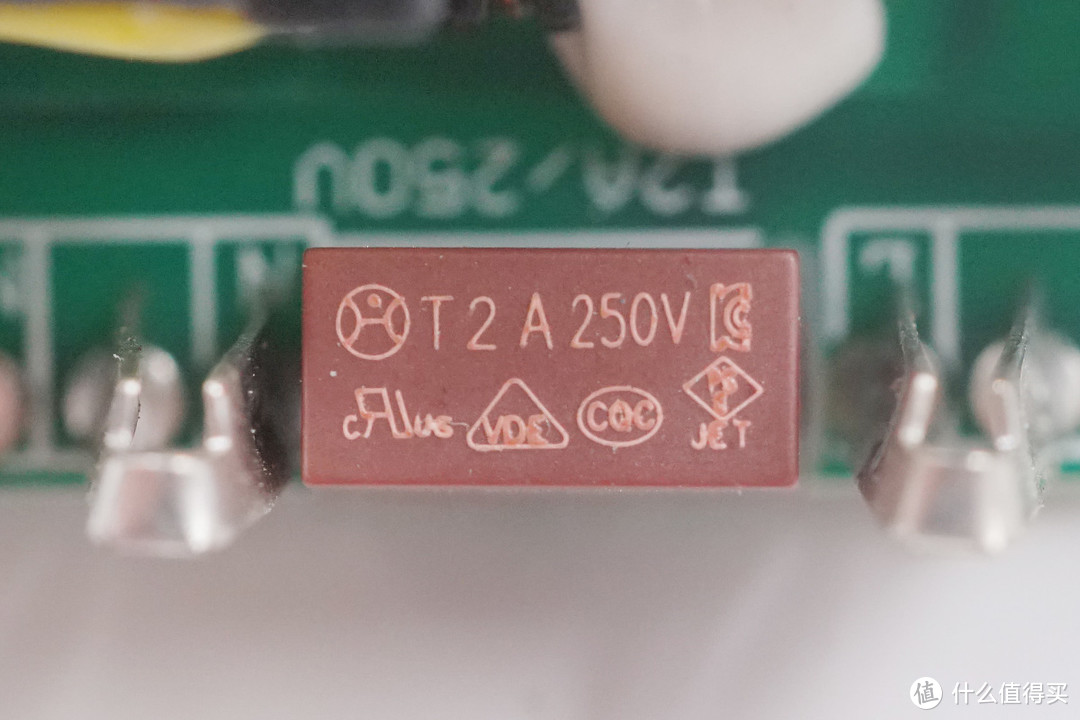 拆解报告：绿巨能18W USB PD快充充电器