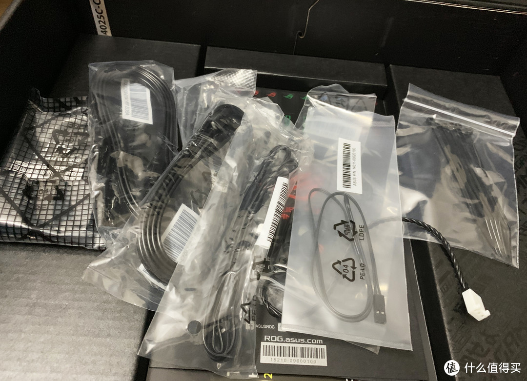 SATA、RGB线缆、扎带等小配件