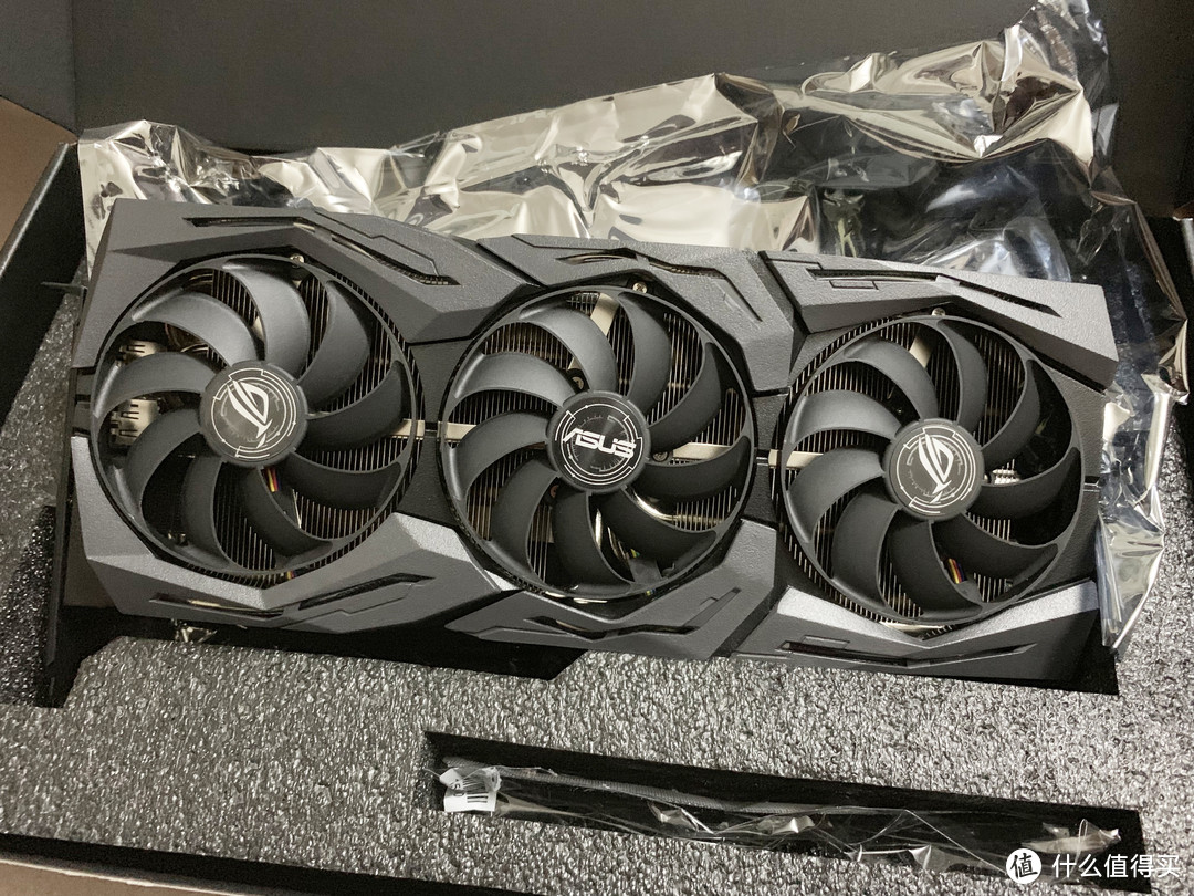 把显卡从静电袋里拿出来，正面来看和上一代的GTX1070变化并不多