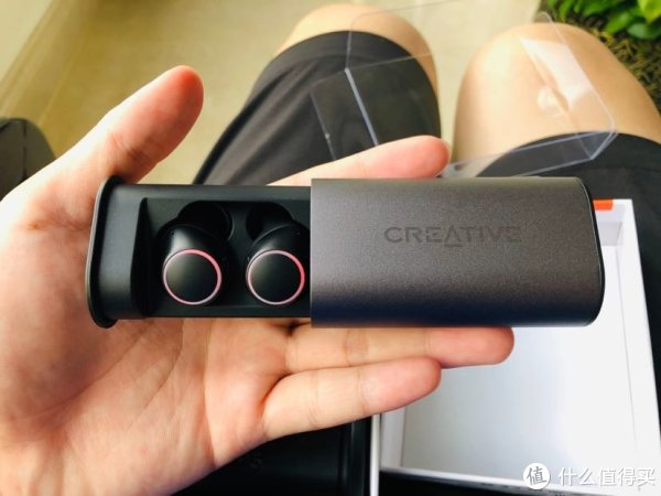 放充电盒里充电的状态是红灯