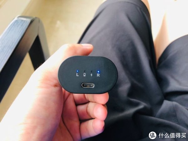 充电盒底部显示在充电状态