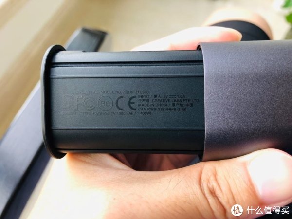 底部有电子产品认证标志，标示充电5伏1安