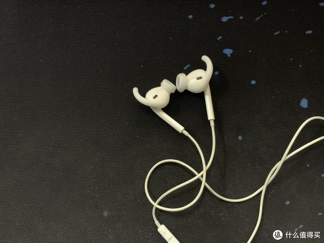 earpod戴上就很不错，也不用充电，就一直戴着，音质上也得到很大的升级