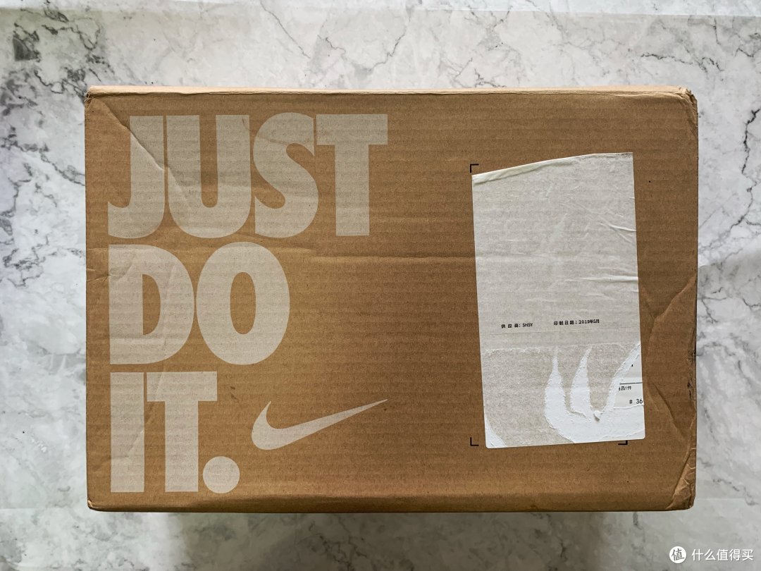 依旧是耐克标准的快递鞋盒,比较吐槽的是北京的耐克由以前的顺丰变成
