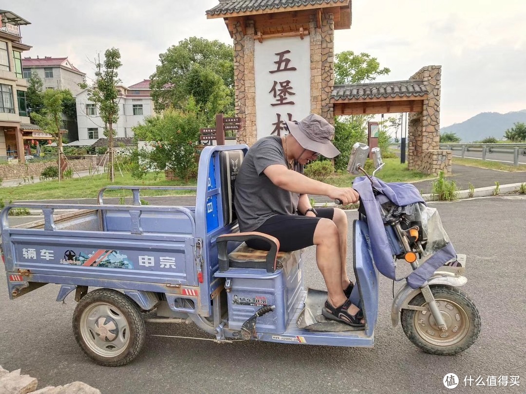 5个人坐着这个车去玩水，给司机点个赞技术可以有