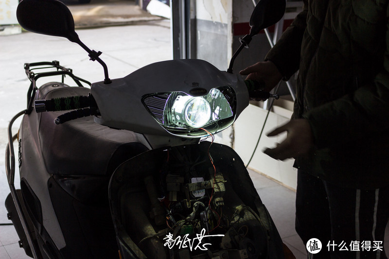 老款豪爵铃木海王星踏板摩托车折腾之----改海拉五透镜氙气大灯