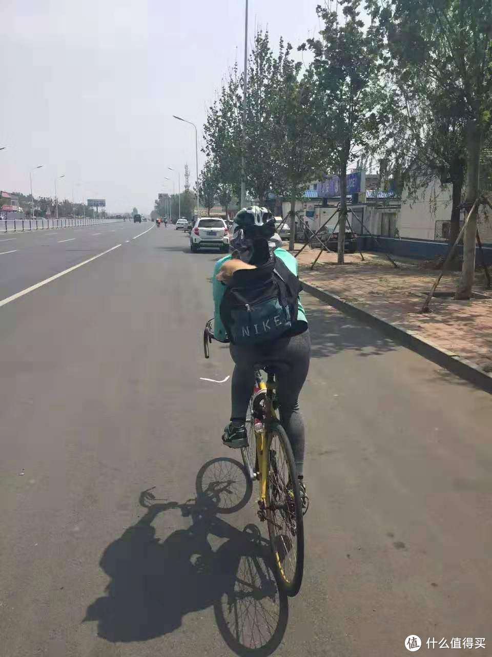 从天津骑的路上，女骑友背着她的狗狗