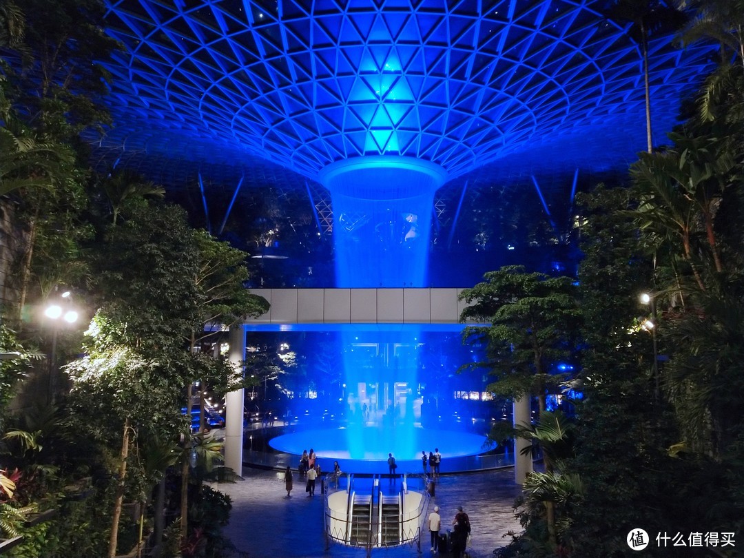 新加坡机场今年新修了名为Jewel星耀樟宜的大型Mall，真是方便了我们这些过境游客。夜晚的Jewel，去年来的时候还没有开业。