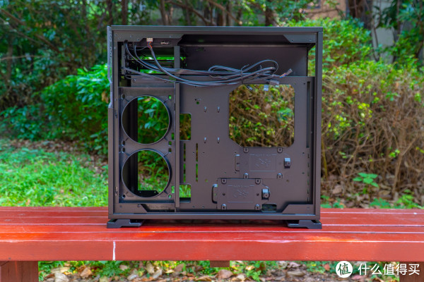 INWIN101在背线空间上的预留还是比较够用，巨大的电源仓也足够放下多余的线材。