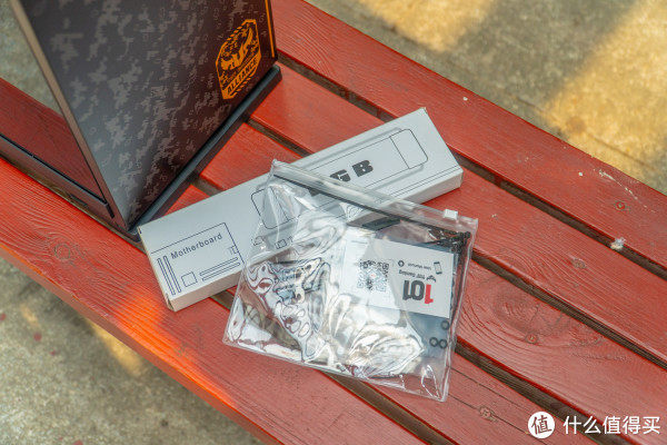 在随机的附件中INWIN还为101 TUF Gaming准备了一个RGB光板