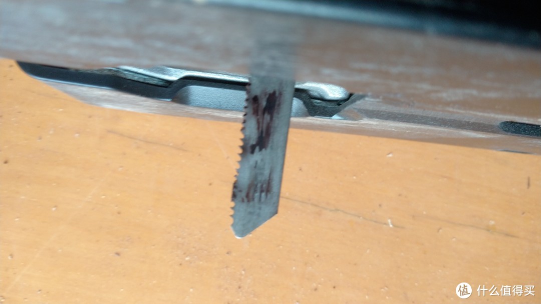 锯末在锯条与切割面之间反复摩擦，牢牢附着在锯条上