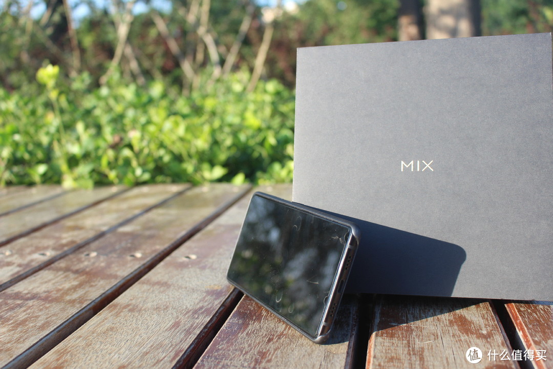小米MIX同样具备NFC功能，用来刷公交和刷卡仍然十分方便。小米6上面的双天线设计也被应用到了小米MIX 2上，也就是说依然可以边连接WiFi边开热点。当然它还是一款6模43频的手机，是当时市面上支持频段最多的手机，几乎可以全球通用。