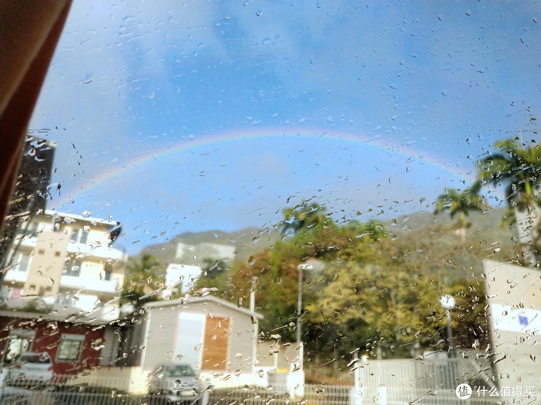 虽然小雨一直淅淅沥沥地下着，但是远处的彩虹让我们一行人大呼小叫起来，好久没见彩虹了。