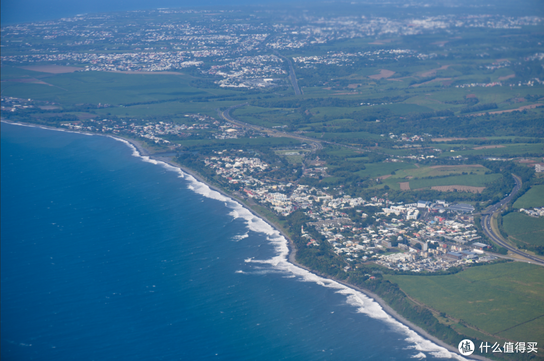 在飞机上能看到留尼汪岛不同的地貌。