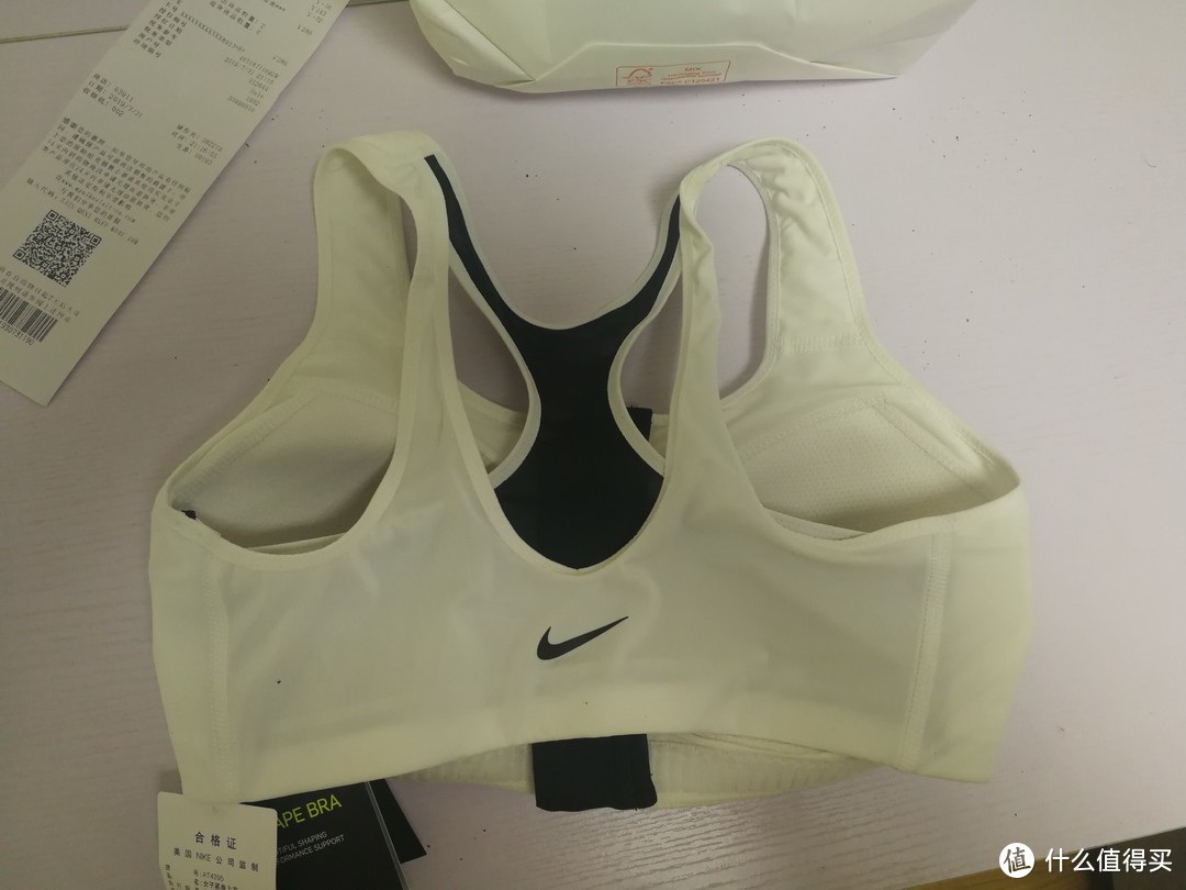 方便穿脱又舒适——Nike AT4295 中等强度运动内衣体验