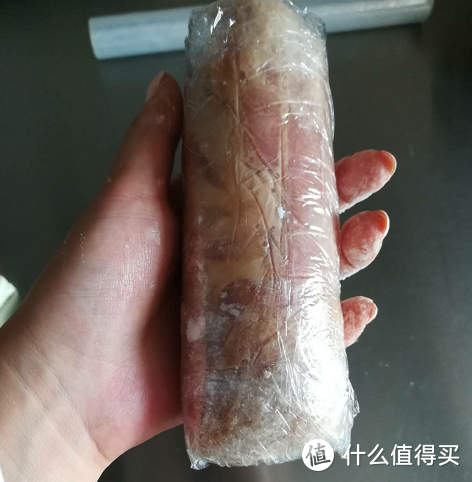 保鲜膜包裹完成之后呢，为了避免它直接接触到水分，并且防止使其内部进水，我们在保鲜膜的外面，再卷一层锡纸，锡纸可以更好的保温，两层加固之下，又可以很好的锁住鸡肉原本的味道，并且，没有过多的水分流失掉~~~最后呢，如果家里没有皮筋，就撕两块保鲜膜，缠住整块鸡肉，固定好，防止开水进入到鸡肉当中。