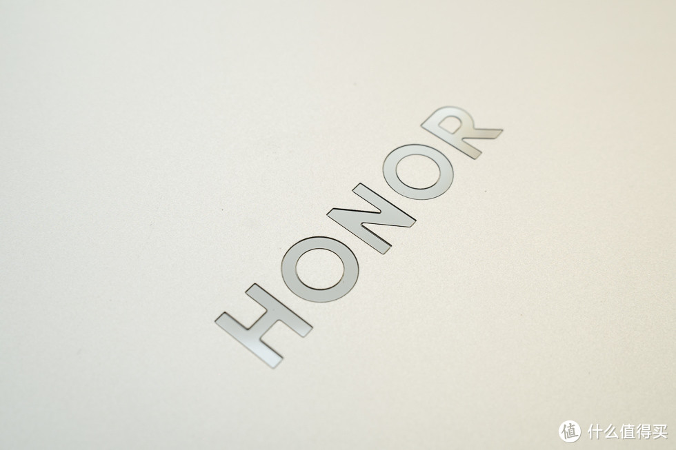 阳极氧化工艺也不容易留指纹,荣耀的logo亮面处理