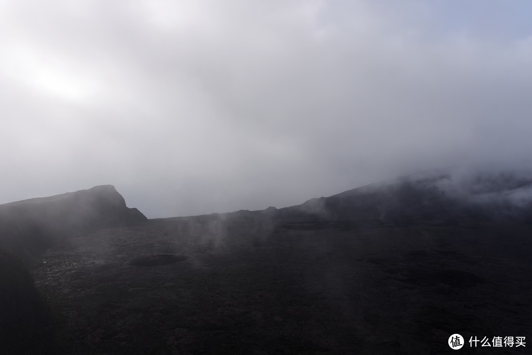 云雾缭绕，下面的火山口也很难看清