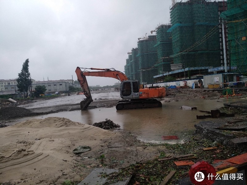 历经暴雨的挖掘机