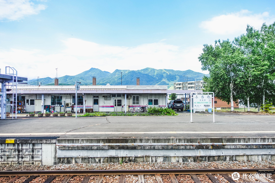 富良野车站可以看到远处的山脉