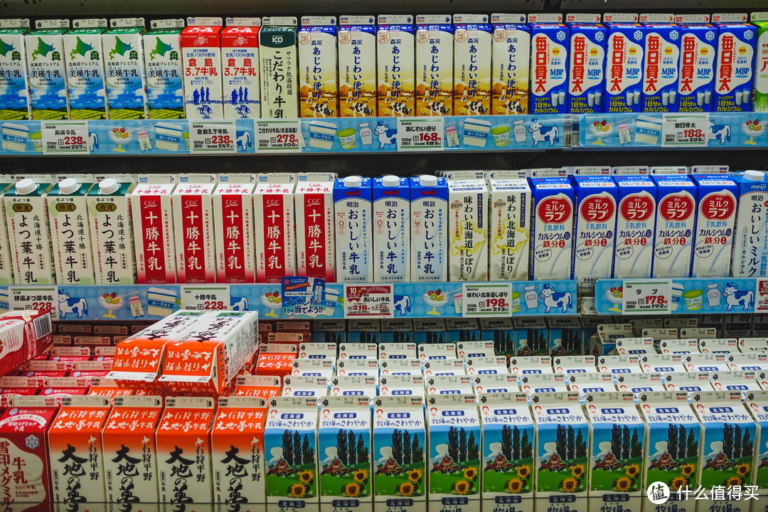前往日出公园的路上正好路过一个大的超市，午饭就在这里解决了，看到满冰柜的北海道牛奶真是太美好了，选哪个好？！