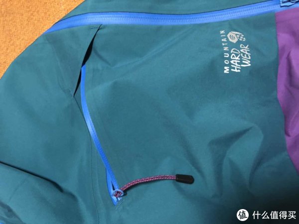裤腿部分是左右对称的两个侧袋，不算大，但都是防水拉链