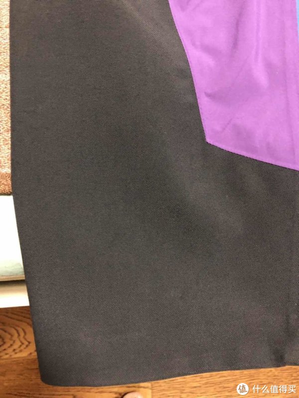 裤脚一侧是类似烤地瓜质感的材料，应该非常耐操