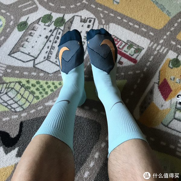 上脚,袜子内部的线头并未引起不适,就是袜套太高了,好不适应.