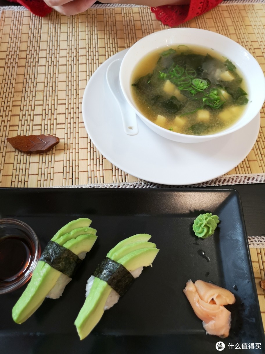 牛油果寿司卷和味增汤