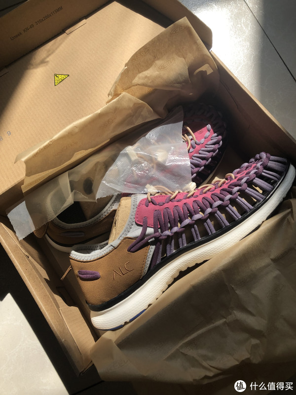直接开箱，这鞋底还有点厚度哇