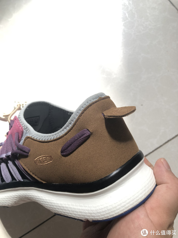 后部为皮革设计，与前部的花哨相比低调了许多