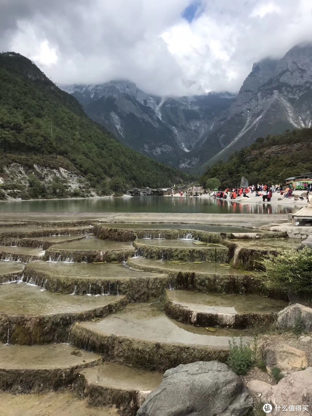 蓝月谷，后面的是雪山