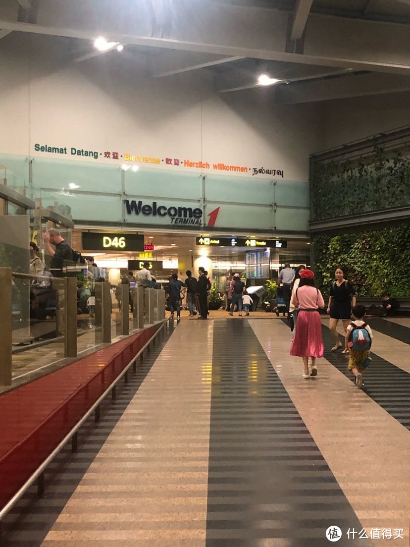 新加坡机场。前面有商店，但是没空购物