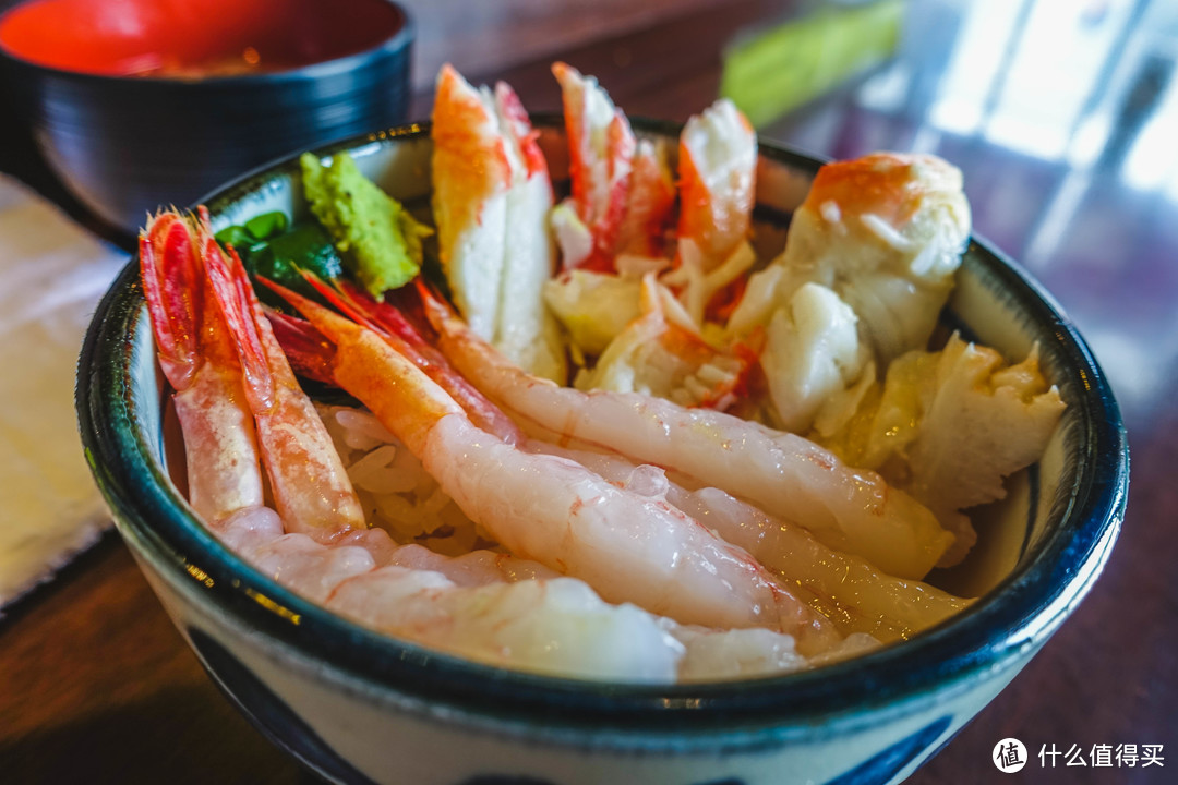 还有一份是甜虾和蟹腿肉的海鲜盖饭味道也很赞哦！（2500日元不含税）