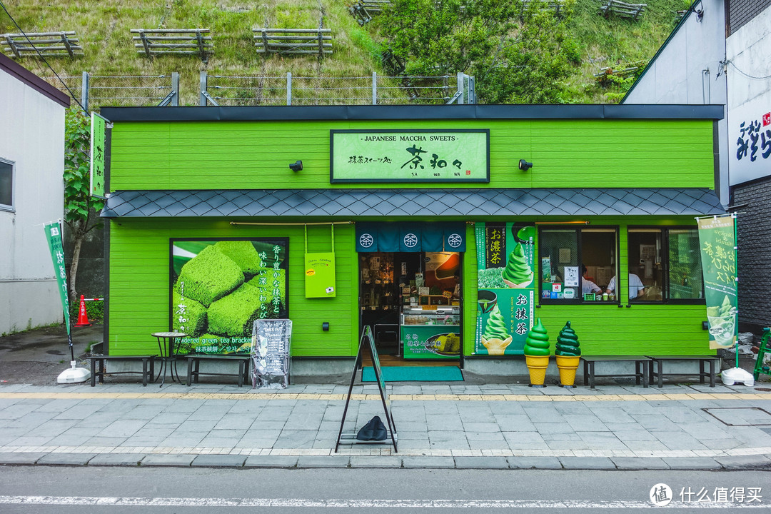 这家抹茶冰激凌的店铺真是满眼的绿色啊