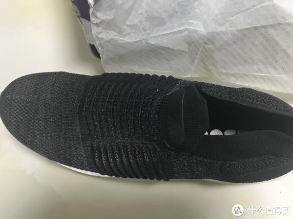 鞋面采用PK编织,脚拇指处特殊编织,鞋带处为硬螺纹材质,穿上去不挂脚背,脚脖子处是弹力布料,不勒人,延展性好很舒服。